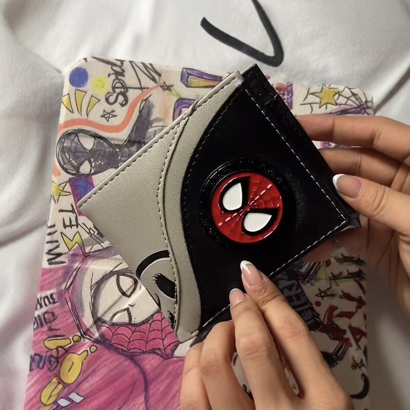 Spider-patterned metal patch short wallet for men, foldable leather wallet made of PU material, student coin purse and card holder, trendy