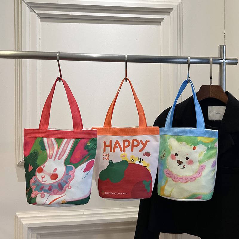 新しいイラストバケツのキャンバスを手に入れて、外に持ち出して、プリントのハンドバッグを持っています。|undefined