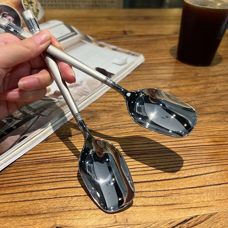 Cuchara de acero inoxidable cuchara linterna mango largo cuchara de mezcla cuchara de sopa alto valor de color rojo neto creativo cuchara de arroz cuchara de hogar al por mayor