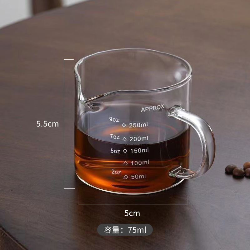 側木は口の小さいミルクの杯の透明なガラスを目盛りの測定の杯のエスプレッソのオンスの杯の小さいミルクの缶を持ちます。|undefined