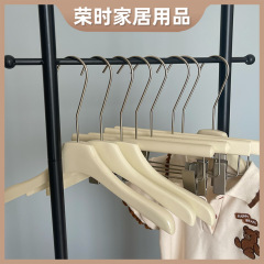 工場の現物の乳白色のズボンの棚のネットの赤いのは軽くて豪華な韓国のファッションの子供の服装の店の高級な実木のハンガー