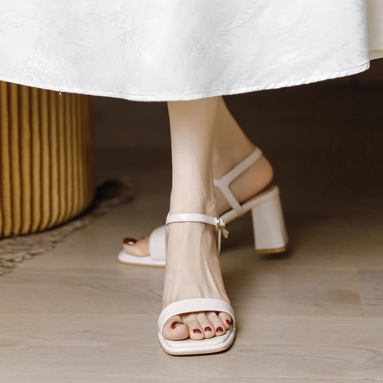 Sandalias de punta abierta para mujer con tacón grueso 2025 verano de alta gama estilo hada con falda beige con tacones altos