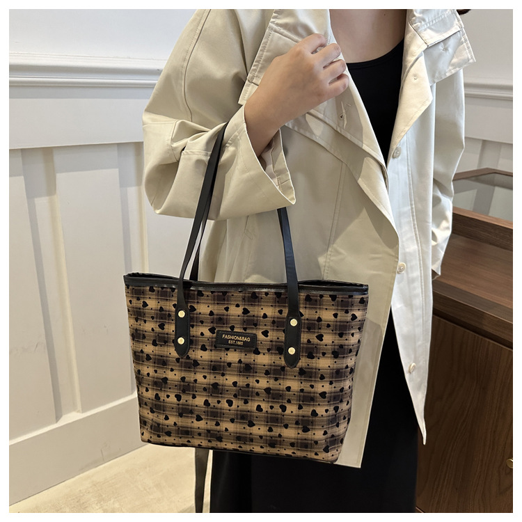 Fashionable large-capacity tote bag for women, new autumn 2024 collection, casual retro single-shoulder bag, commuter handbag, cross-border bag undefined