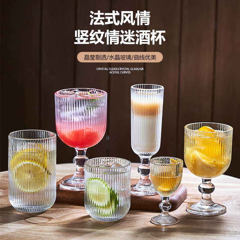 Una variedad de copas de rayas verticales retro de estilo ins de alto valor, copas de champán, tazas de boca ancha, tazas de yogur de helado
