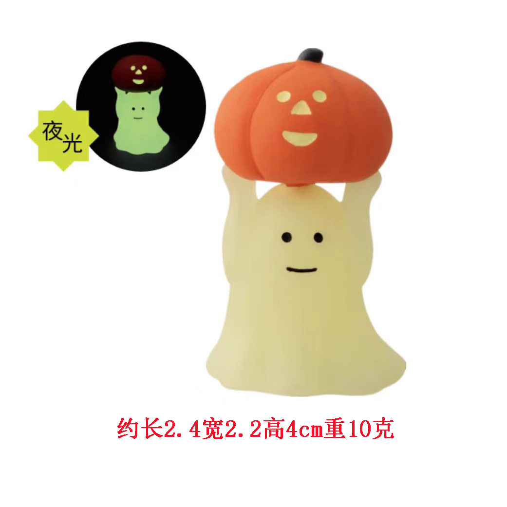 할로윈 임프가 호박을 들고 있다