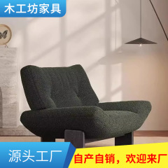 レトロなシングルソファーの椅子は寂しい風があります。