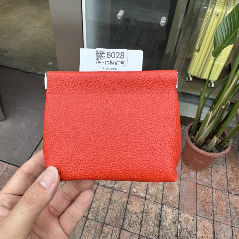 厚手の収納袋のトップ層の牛革は閉じています。