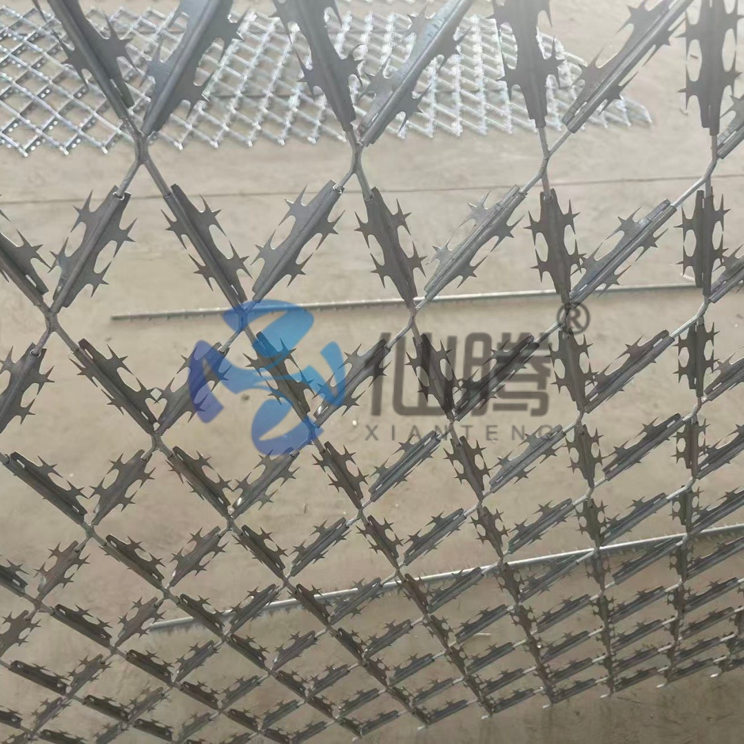 菱形孔刀片刺网机场边界带刺铁丝网监狱用锋利刀刺网片刺花网片