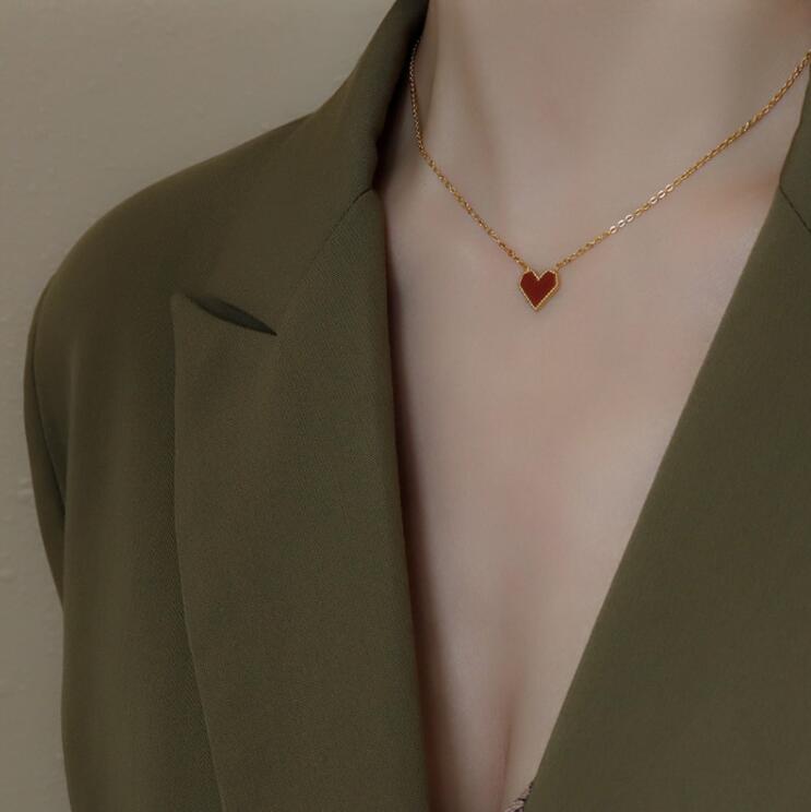 L165 Français Entrée Lux Rouge Coeur Émail Clavicule Chaîne Collier Titane Acier 18k Or Vintage En Forme De Coeur Clavicule Collier display picture 1