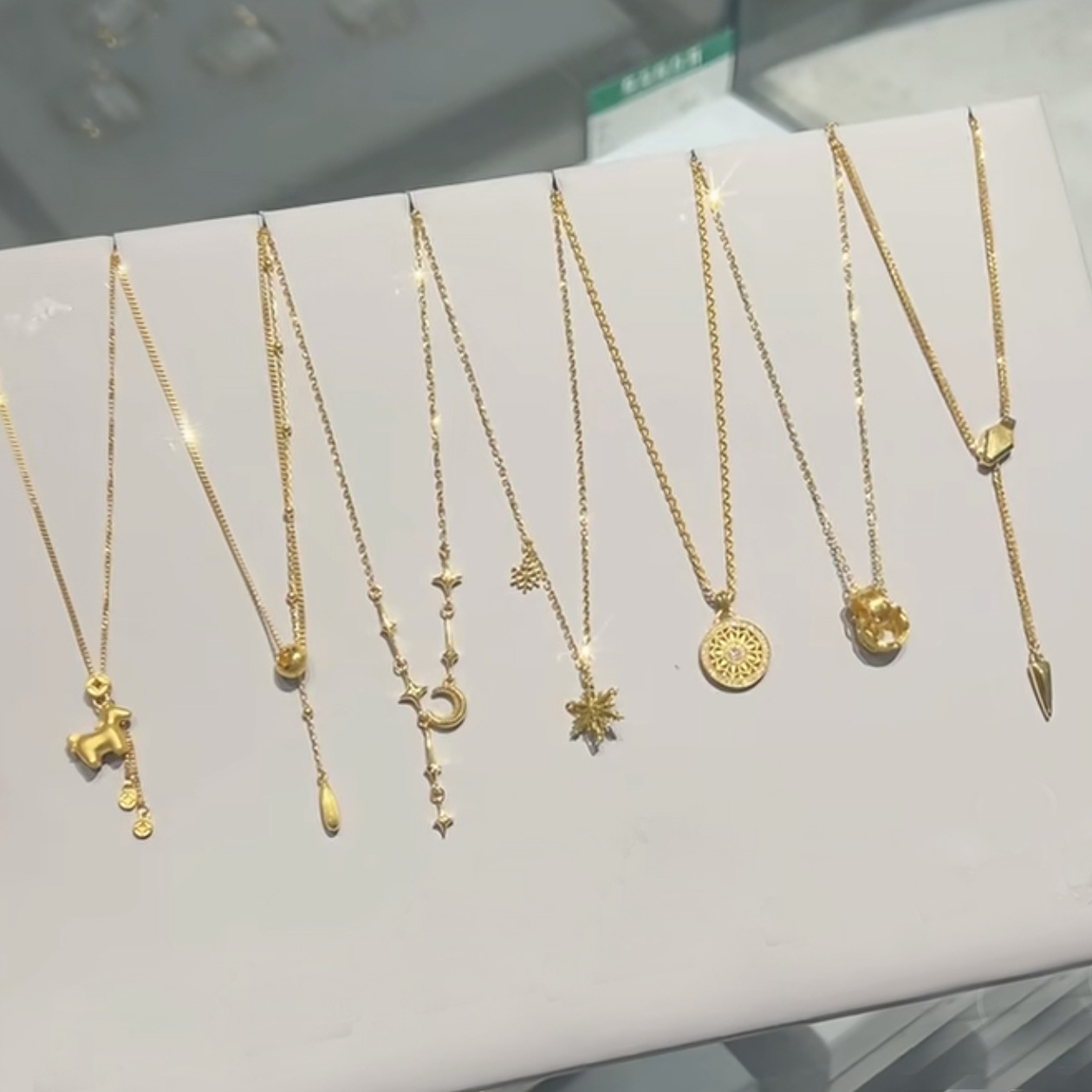 French-Style Light Luxury Retro Sunflower Necklace for Women, Micro-Inlaid Zircon Short Clavicle Chain Compass Temperament Pendant Accessory