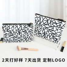 跨境新款数码印手拿帆布收纳包时尚格纹可折叠多功能化妆包零钱包