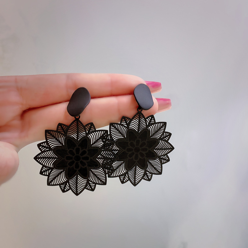 Fashion Vintage Thin Black Flower Shaped Alloy Earrings display picture 1