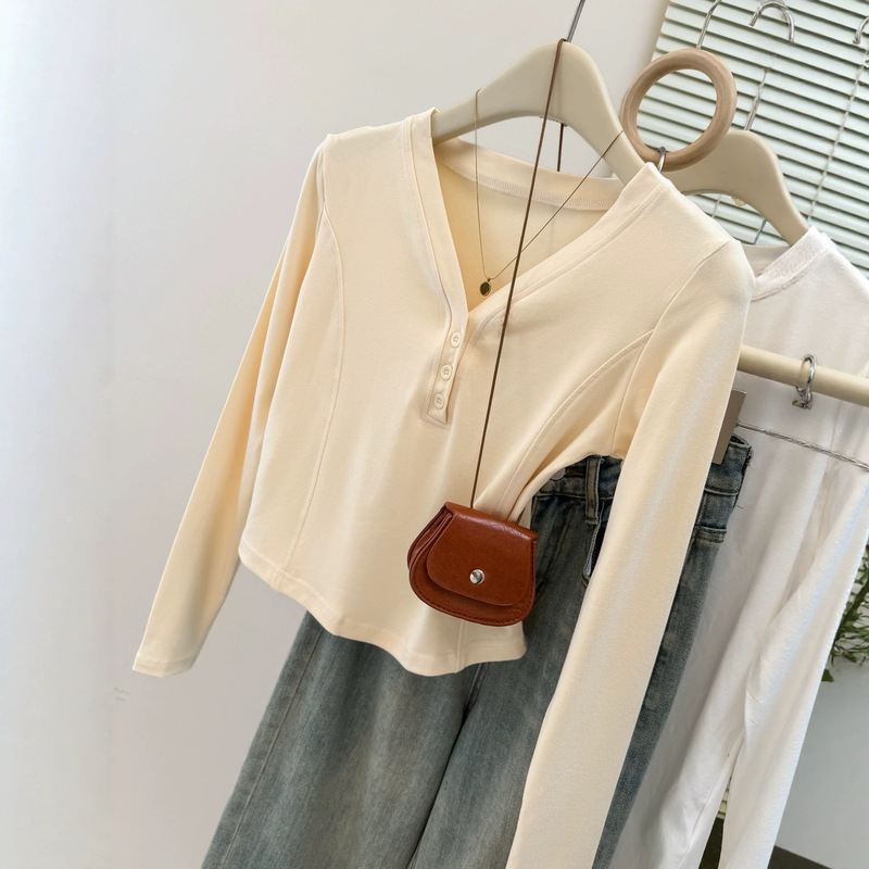Petite women's short-sleeve T-shirt, slim-fit Korean style, perfect for early spring and autumn, with a V-neck and a sweet and spicy look