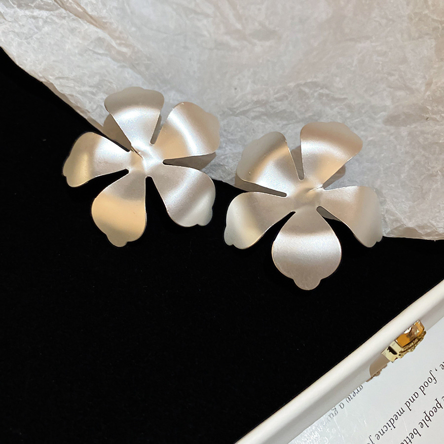 Pendientes de flores mate pintados con aguja de plata Pendientes de temperamento dulce de súper hada coreana Pendientes de lujo ligero Pendientes de alta calidad mujeres image 8