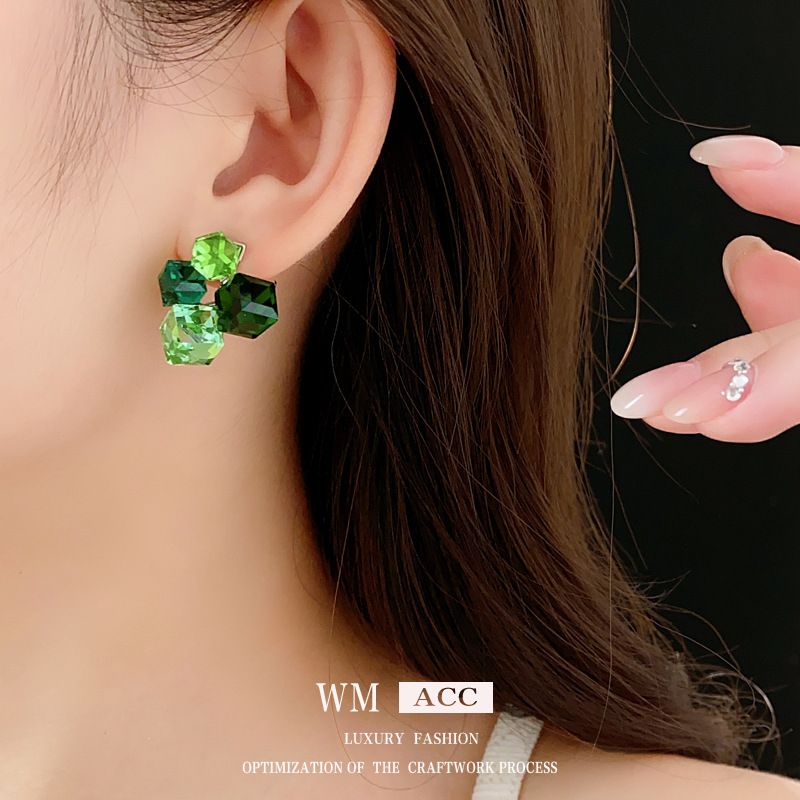 Aguja de plata verde cuadrado pendientes de cristal de estilo estilo universal lujo ligero alta sensación auriculares fábrica de mujeres al por mayor