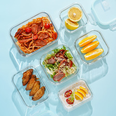 ガラス弁当箱は電子レンジに入れることができます。学生は専用の長方形の弁当箱を温めます。