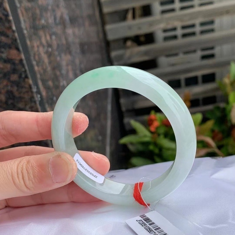 Vòng tay ngọc Miến Điện cao cấp màu xanh nhạt nền trắng, chất băng cao, dành cho nữ chi tiết 22