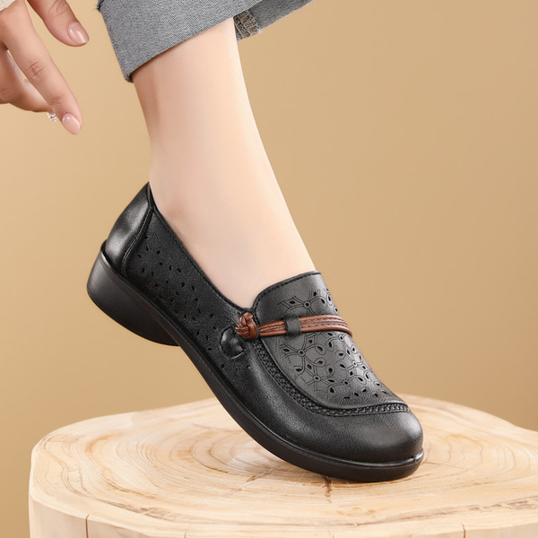 2024 New Middle-aged and Old-aged Soft-soled Mother Shoes Summer Breathable Non-slip Hollow-out Hole Shoes Sandals Old-age Shoes All-match