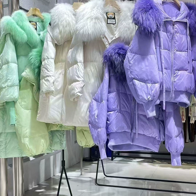 Куртка на гусином пуху 2025, зима, новый стиль, съемный роскошный большой воротник из меха енота, брендовая женская одежда со скидкой, прямая трансляция, оптовая поставка