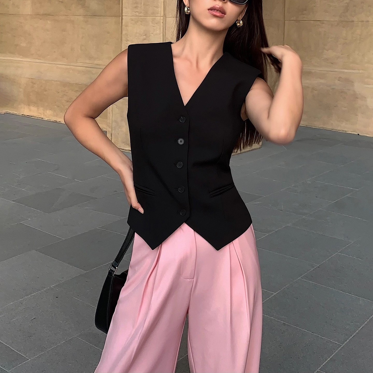 V-Neck Black Suit Vest Women's Summer Retro Stacked Sleeveless Waistline Cardigan Top for Spring