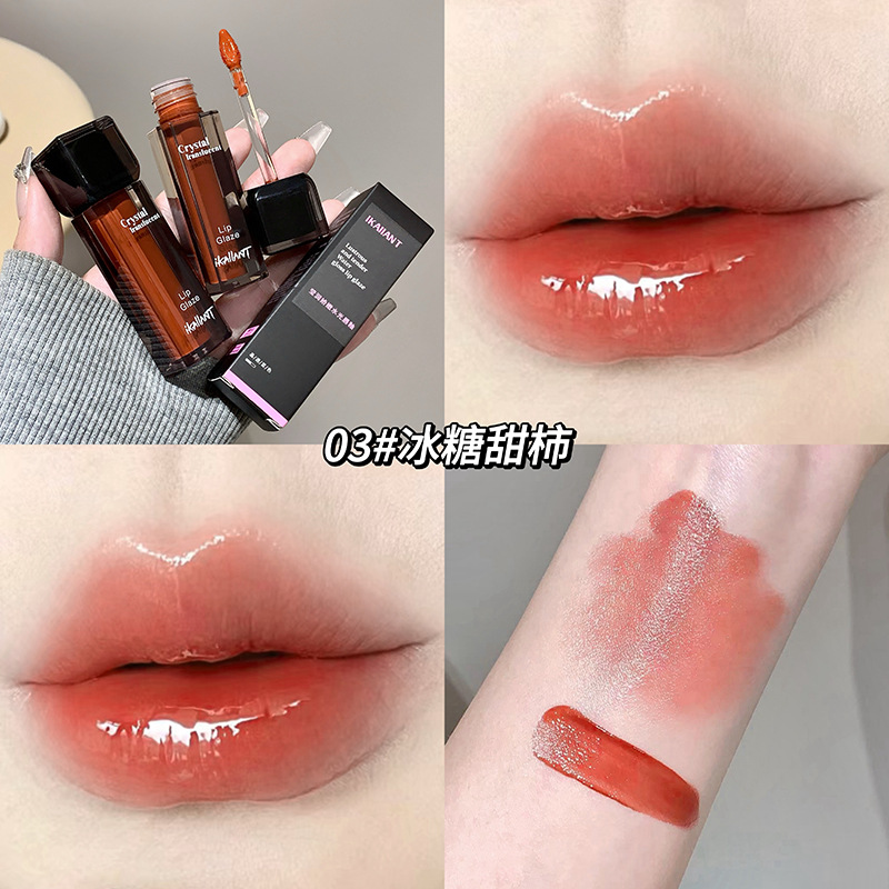 El esmalte de labios brillante y delicado de Ke Lauder no es fácil de tocar en la taza. El espejo de luz de agua muestra lápiz labial blanco. Cosméticos de maquillaje