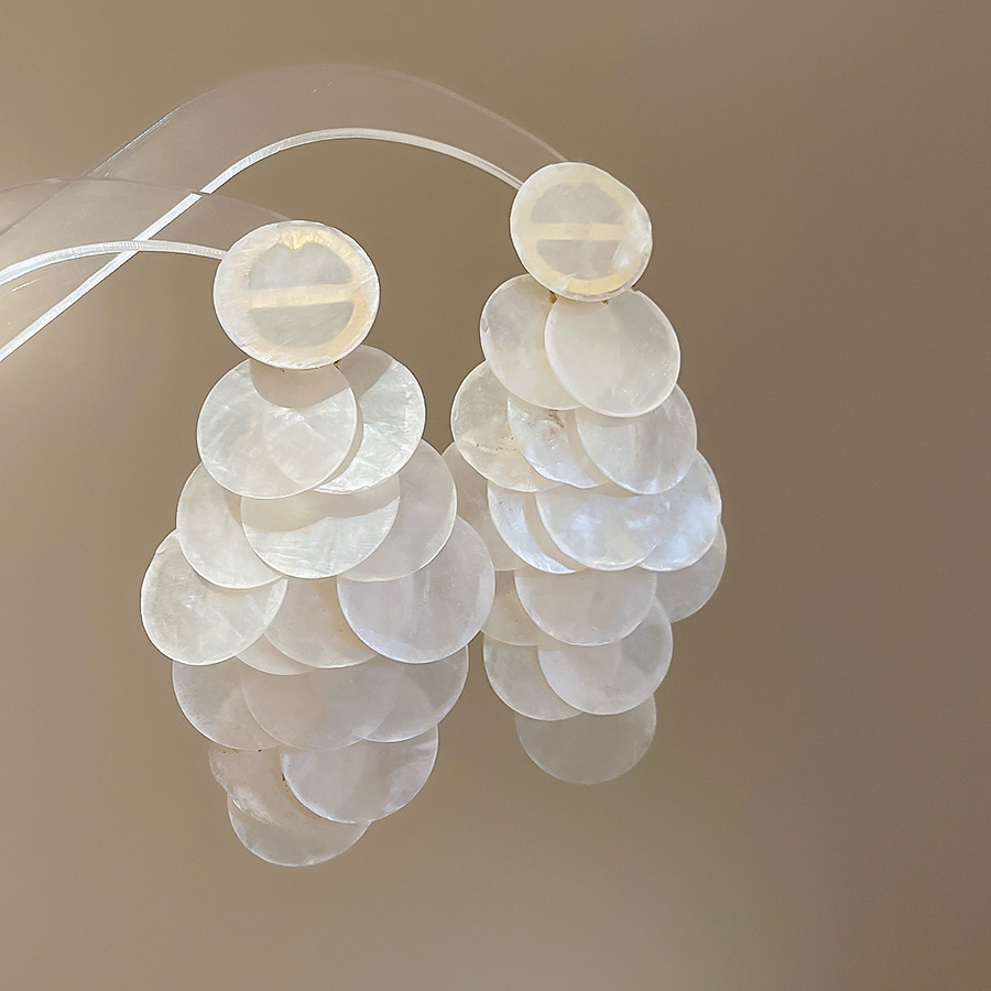 Pendientes de borla de concha redonda de aguja de plata Pendientes de moda de estilo de vacaciones para mujer Pendientes de sentido de alta gama de lujo ligero Sentido de diseño nicho