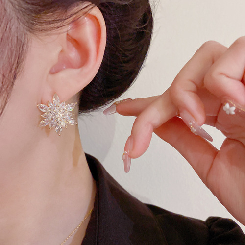 Dongdaemun's new micro-encrusted zirconium snowflake earrings, feminine, fashionable, light, luxurious, and atmospheric earrings, silver needle earrings
