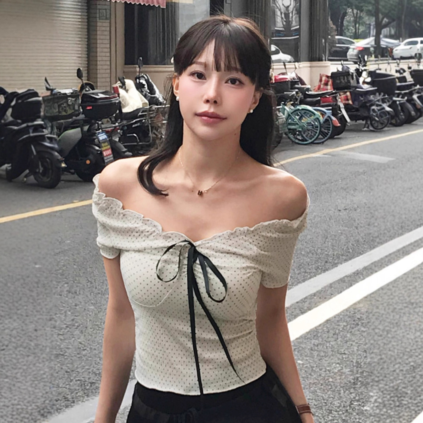 2025夏季木耳边设计感一字肩系带波点T恤女纯欲修身显瘦轻薄上衣