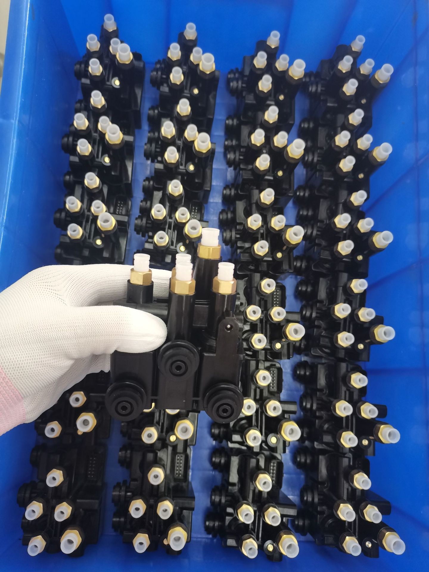 Air pump distribution valve LR070246 is suitable for Land Rover L405L494 rear LR113342 shock absorber valve manufacturer