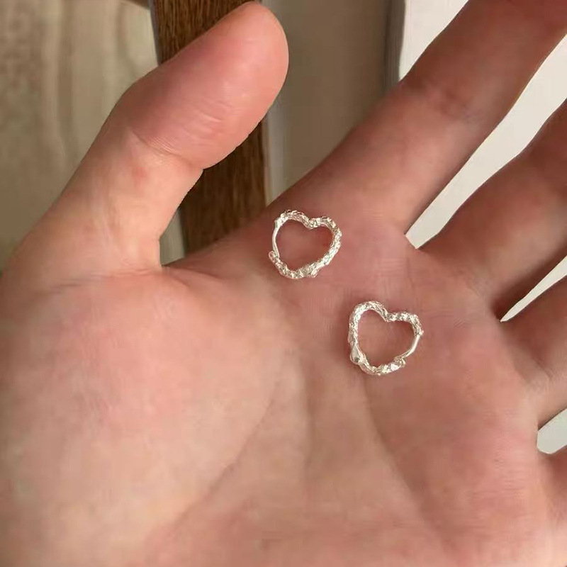 Anillo de metal francés aretes de anillo simple aretes de aretes nuevos estilos de estilo estilo estilo estilo de diseño de nicho temperamento único aretes de mujer cara pequeña