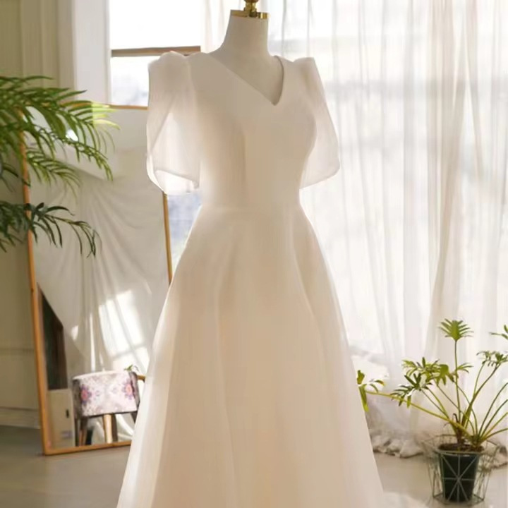 Korean-Style Light Wedding Dress 2026 Summer New Model Simple Niche Fashion Trendy Travel Photography Outdoor Short-Sleeve Engagement Dress