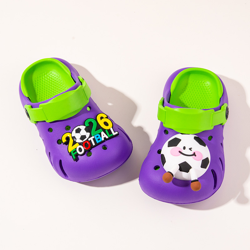 Zapatillas infantiles bonitas de fútbol para niños pequeños en el interior zapatillas frescas para jugar dos zapatos de verano