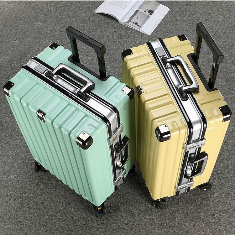 Suitcase universal, hardshell 20–28 in, wheels, explosion‑proof zipper and USB option