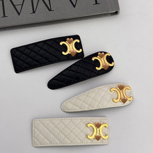 �W�t�����ڰ�ɫ���ٿɐ���ĸһ�ք�����߅�l�AС���°l�