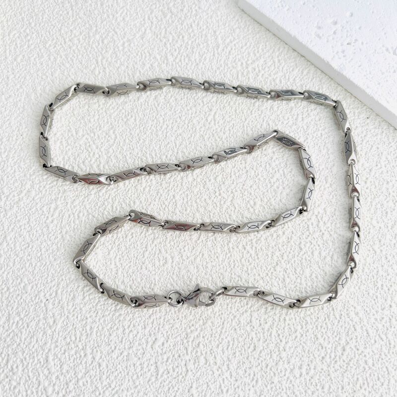 Simple high-end necklace hip-hop clavicle chain men's light luxury niche design titanium steel sweater chain necklace Simple high-end necklace hip-hop clavicle chain men's light luxury niche design titanium steel sweater chain necklace
