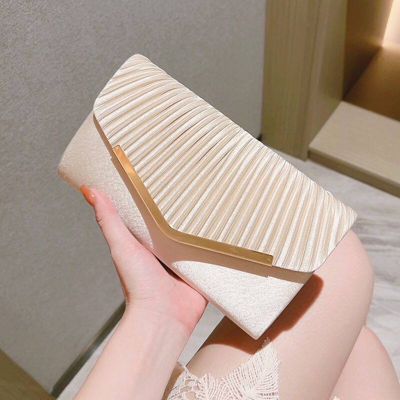 国境を越えた新しい絹織物の晩餐会は高級な宴会のハンドバッグを持って女性の名媛のしわの高級感の封筒を掛けます。|undefined