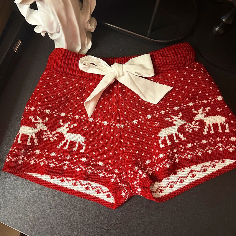 Super stylish Christmas outfit: knitted casual pants, slimming and relaxed shorts, trendy design with a Fair Isle pattern