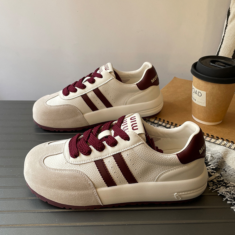 Zapatos blancos pequeños, zapatos de entrenamiento alemanes para mujer, primavera y verano de 2025, nuevos zapatos deportivos de suela suave transpirables y cómodos de cuero, zapatos individuales de todo fósforo