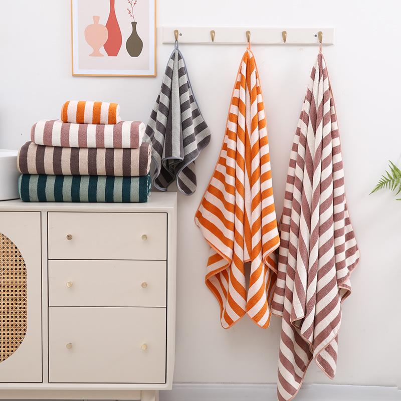 Toallas anchas al por mayor engrosadas absorción suave envueltas cuerpo grande toalla de baño de urdimbre simple toalla de baño de lana de coral