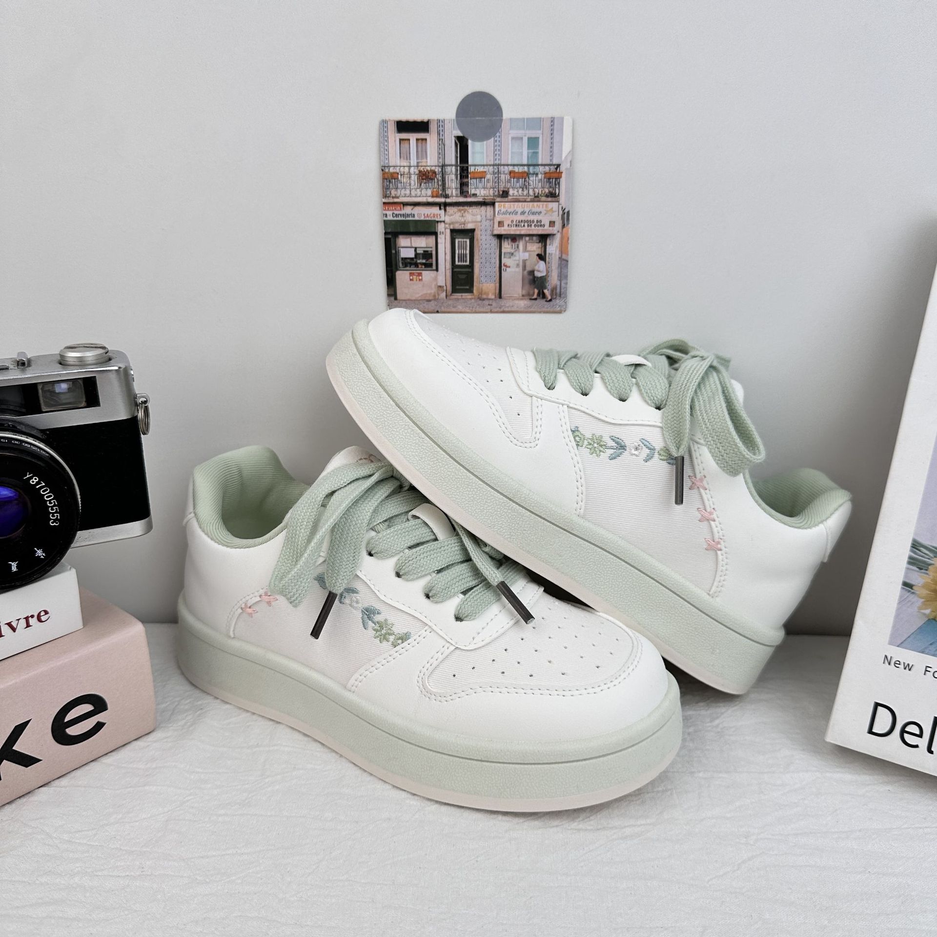 Zapatos de patinaje casuales de ondas distantes para mujeres 2025 verano pequeños zapatos blancos bordados frescos versátiles con suela gruesa aumentando el cabello de zapatos de pan