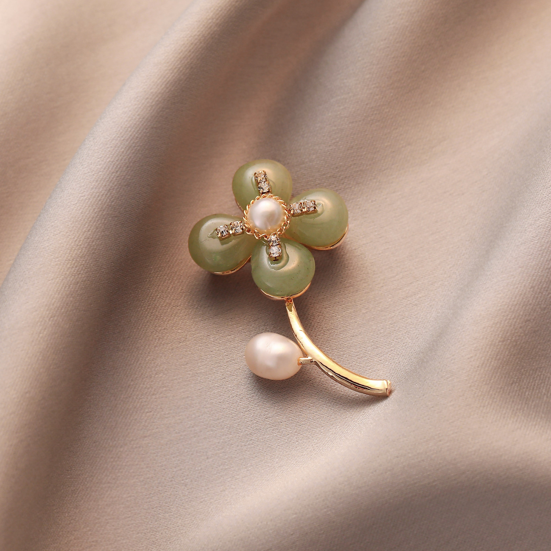 Elegant Flower Baroque Pearls Copper Women's Brooches display picture 4