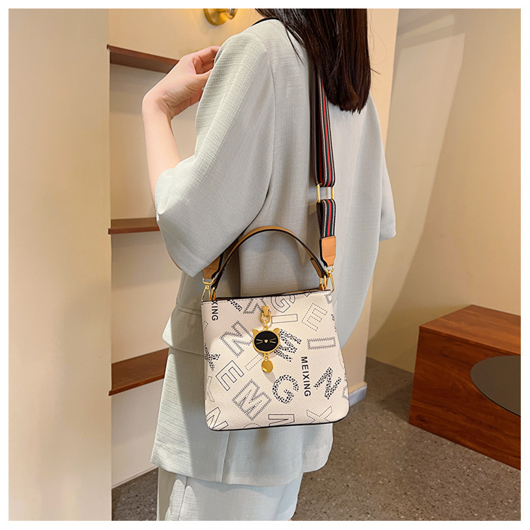 Frauen 2023 Neue Trendy Sommer High-End-Wasser Eimer Mode Alter Reduziert Umhängetasche Modische Handheld_voghion.com