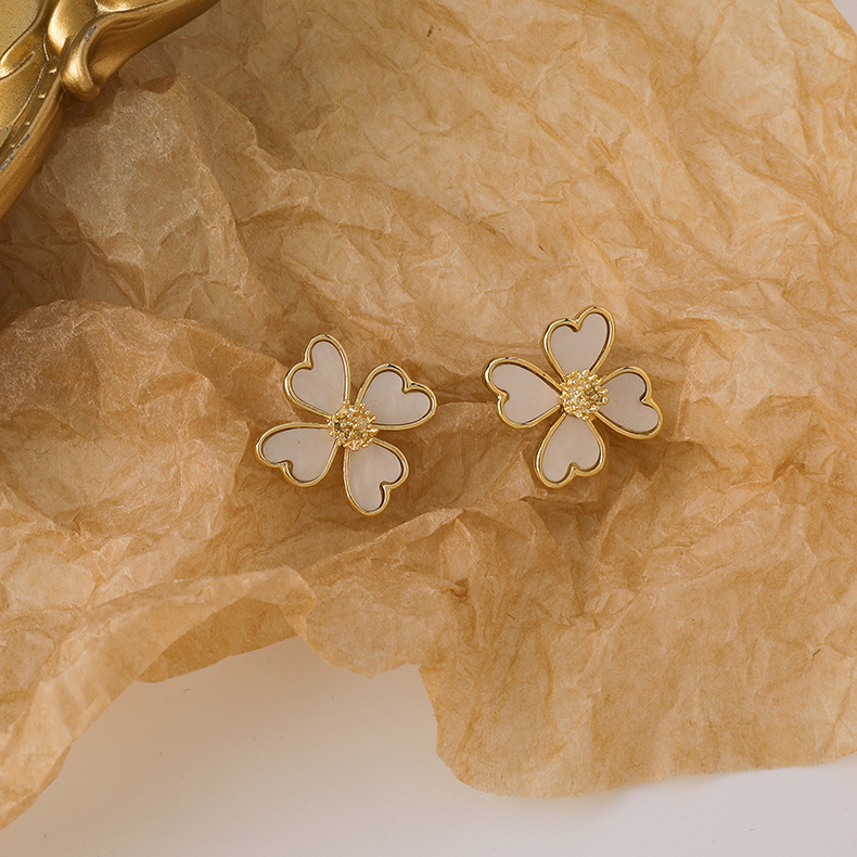 Korean Heart-shape Four-petal Flower Alloy Earrings Wholesale display picture 3