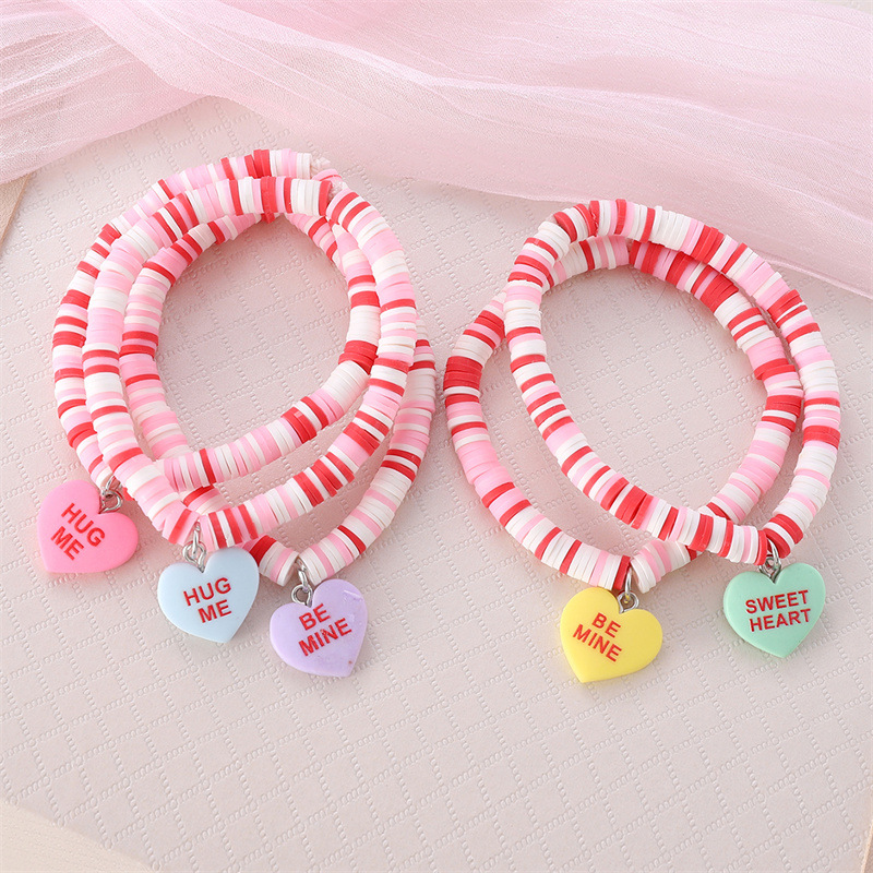 Pulseira de resina com pingente de coração e letra em cores vibrantes, sucesso de vendas entre a Europa e os Estados Unidos, ideal para o Dia dos Namorados._voghion.com