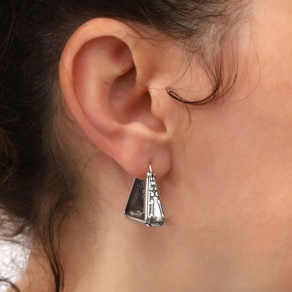 fashionable retro carved earrings