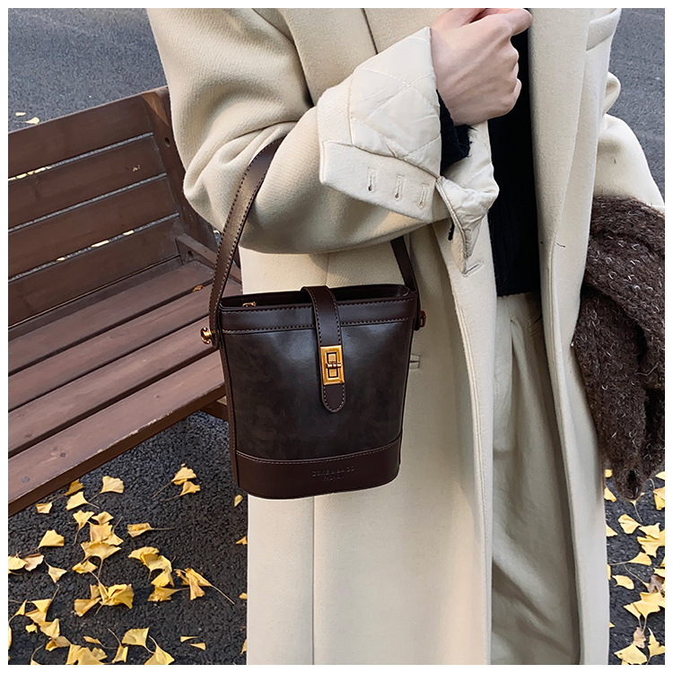 A retro color-blocking and textured hand-held bucket bag for women, a new 2024 trendy and fashionable small bag, a crossbody bag undefined