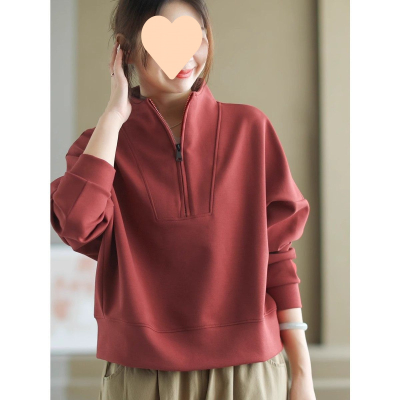 襟を立ててファスナーをします。女性の春と秋の雰囲気は長袖の頭をかぶせてカジュアルな上着を着ます。|undefined