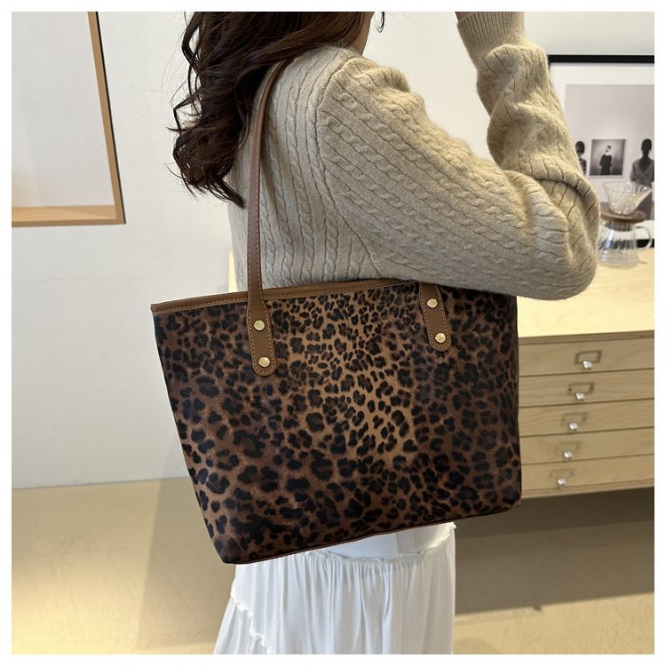 Retro commuter leopard print underarm bag 2024 autumn new style trend fashion personality temperament one shoulder tote bag_voghion.com