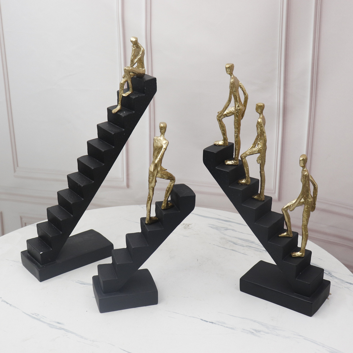 Simple moderno negro oro escalera figura escultura creativa escalera decoración modelo sala de estar decoración suave