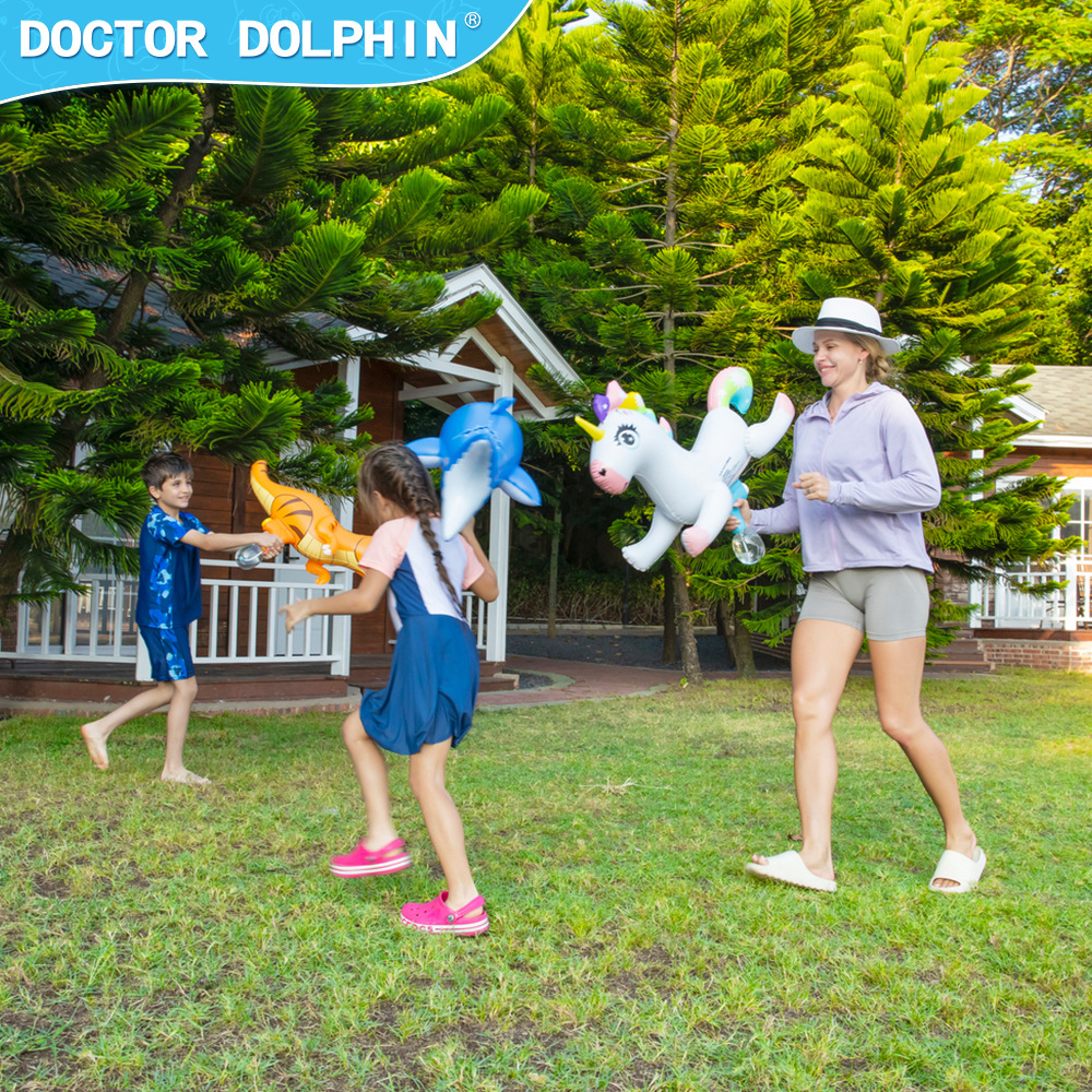 Doctor Dolphin Pistola de agua para niños Pistola de agua de dinosaurio Pistola de agua de tiburón Pistola de agua de unicornio Pistola de agua inflable de PVC en stock
